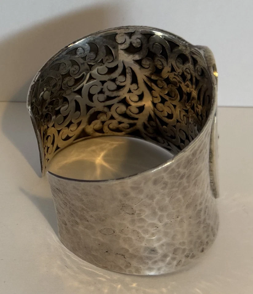 Brazalete martillado de plata de ley 925 LOIS HILL con centro de mesa de desplazamiento Foto 3 de 4