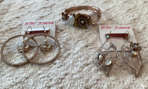 Pulsera vintage de oro rosa Betsey Johnson y 2 pares de pendientes