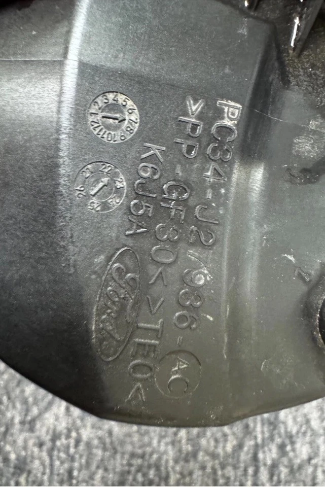 PUERTA LLENADO COMBUSTIBLE FORD F250 F350/450 SUPER DUTY 23 A 24 BLANCA montaje completo Foto 3 de 3