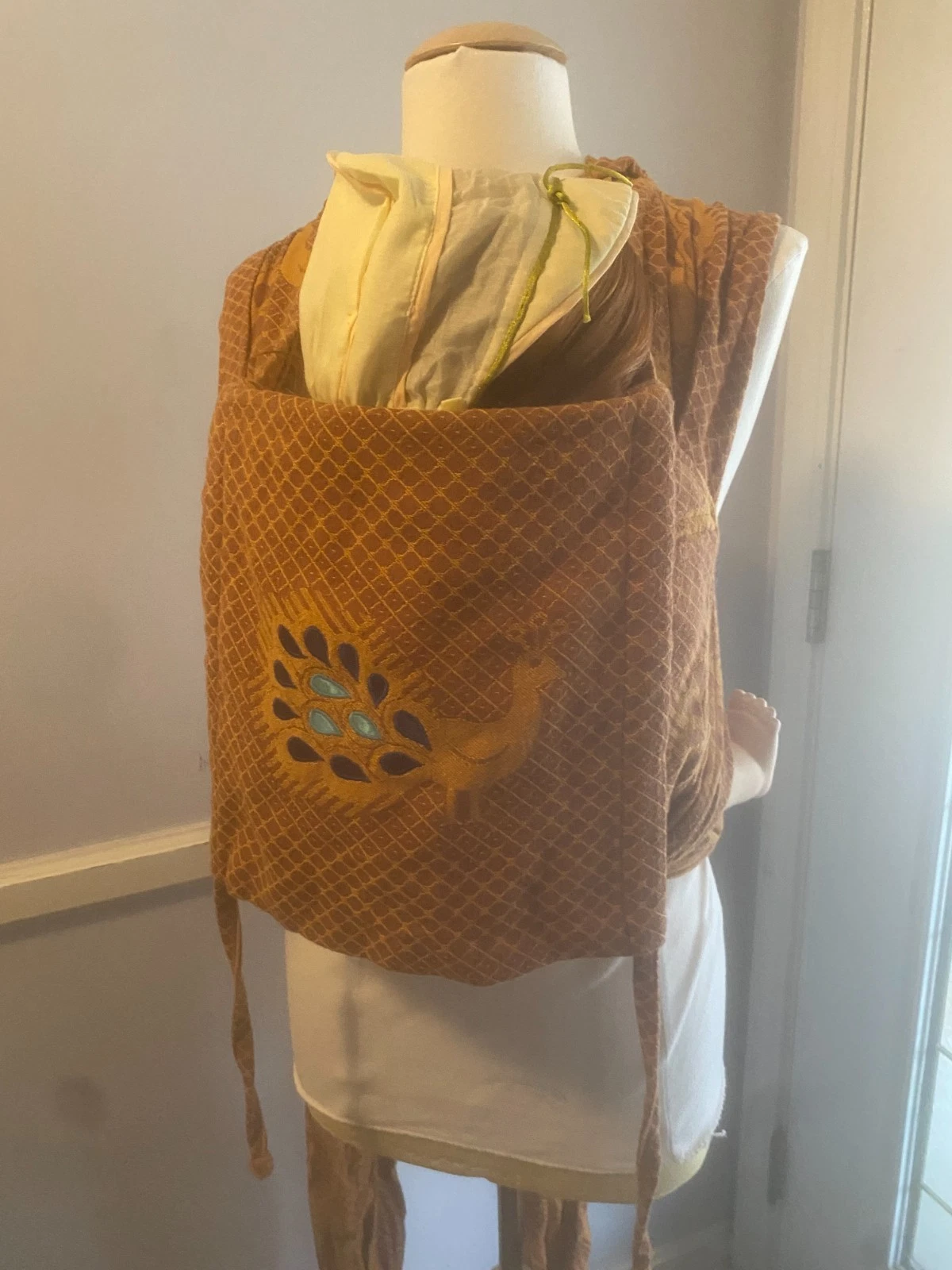 Custom Wrap Conversion Mai Tei Didymos Zimt Gold Pfau Lily & Lotus Baby Carrier
Opens in a new windo