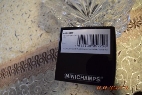 Mercedes-Benz 190E Silbergrau Minichamps [400 034101] - Picture 5 of 11