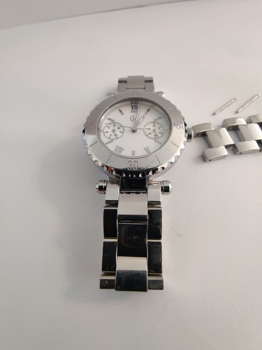 GC Ladies Stainless Steel MOP round face bracelet watch (I20026L1 ) VGC - Bild 9 von 10