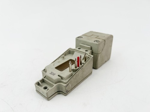 Omron E2Q2-N30MY4-U Proximity Sensor 250V 500mA 65Hz - Missing Back Plate - Picture 5 of 6