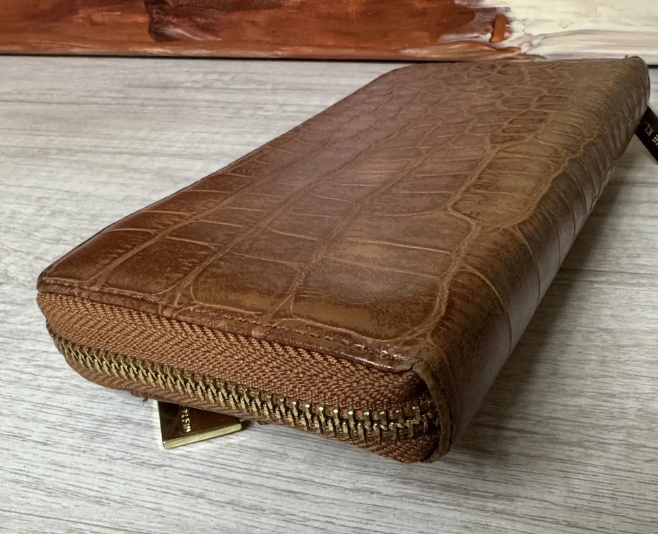 Cartera Anne Klein para mujer marrón con cremallera con herrajes dorados cocodrilo en relieve Foto 4 de 4