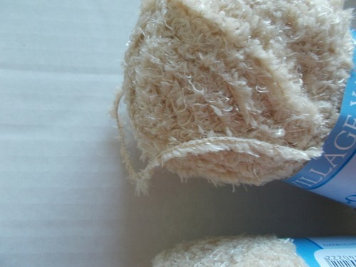 Village Yarn Lovey Dovey plush baby yarn, Cub (lt.beige), lot of 2 (109 yds ea) - Picture 2 of 2