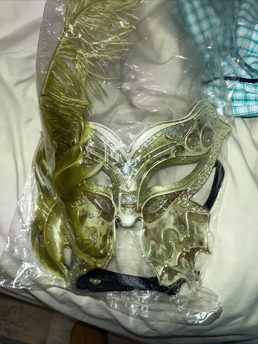 Green Masquerade Mask With Feathers Butterfly Shape - Picture 4 of 5