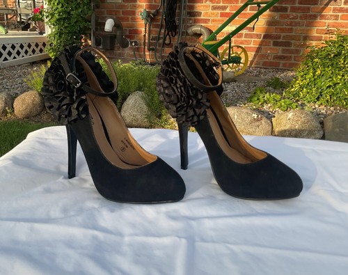Wild Rose Ruffled Black Faux Suede High Heel Pumps Shoes Size 6 Fancy Round Toe - Picture 1 of 7
