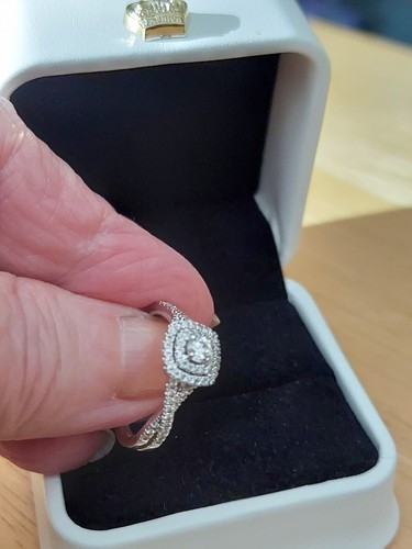 Anillo de oro blanco de 10 quilates con halo cuadrado cruzado lateral de 75 diamantes talla 6,75 2,8 GR JS620MOS - Imagen 4 de 18