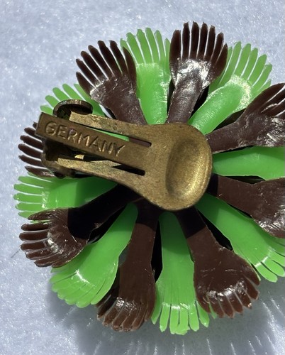 Vintage Deutschland gemarkt Clip auf Ohrringe grün braun Kunststoff Blumen Strass Mitte - Bild 2 von 9