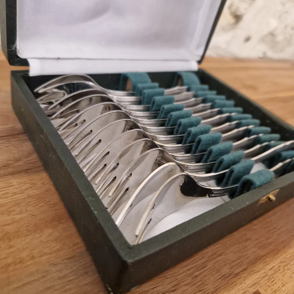 COFFRET DE 12 ANCIENNES FOURCHETTES A DESSERT EN METAL ARGENTÉ POINCON COURONNE - Photo 4/4