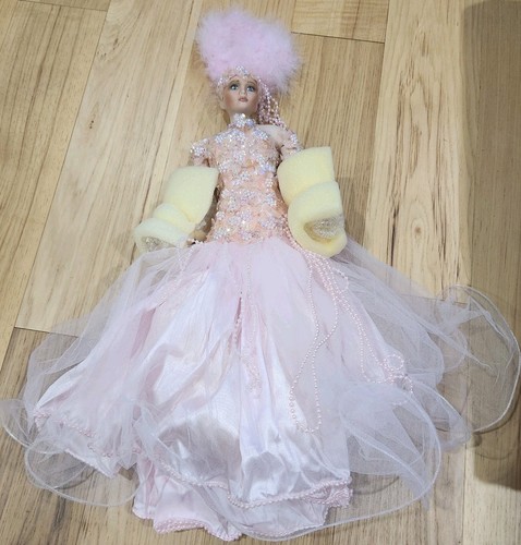 Nueva muñeca de porcelana Rustie Las Vegas Show Girl rosa lentejuelas/plumas 4778/7500 22" - Imagen 4 de 11