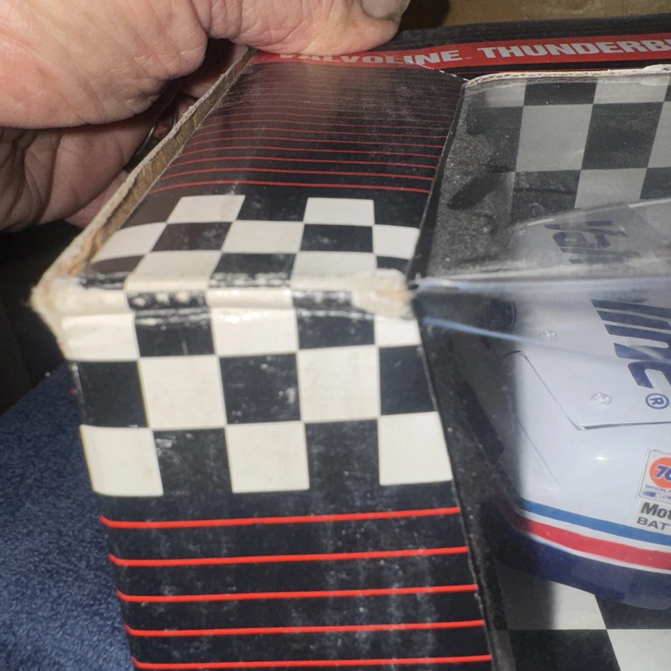 Mark Martin Valvoline Ertl American Muscle NASCAR Thunderbird 1:18 Scale - Image 4 of 4