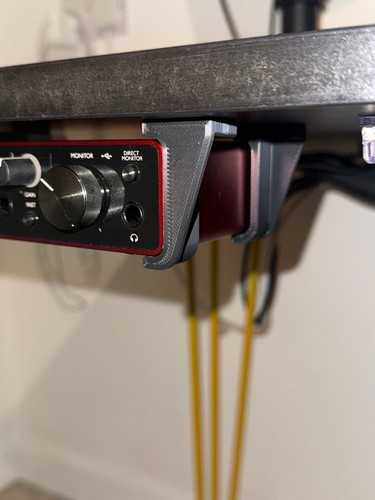 Scarlett Solo 3rd Generation USB-C Audio Interface A+ Condition with Desk Mount - Picture 7 of 7