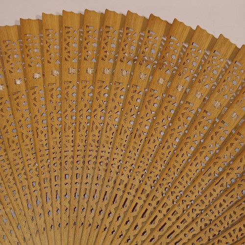Abanico de mano de madera oriental vintage con encaje color tostado - Imagen 2 de 11