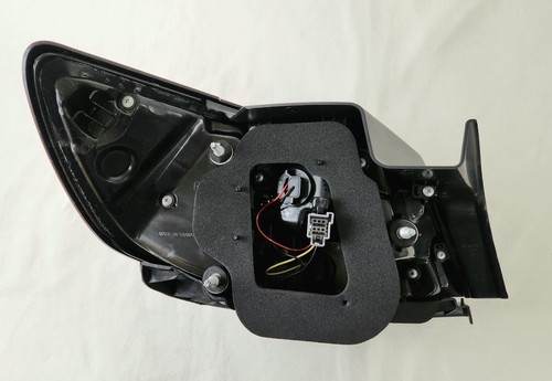 ONE PAIR HOLDEN COMMODORE VF SEDAN BRAKE / TAIL LIGHT FOR EVOKE / SSV / SS / SV6 - Picture 5 of 5