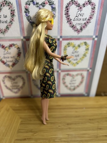 Blonde Barbie 70-80’er Jahre mit Clone Paisley Outfit und Sonnenbrille - Bild 2 von 4