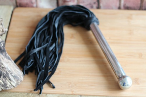 Real Leather Flogger Spanking Whip paddle 40 Tails Genuine Cowhide Leather UK - Picture 13 of 21