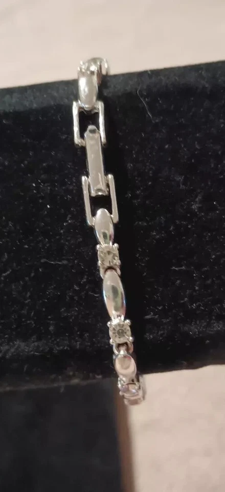 Теннисный браслет 2004 Avon кубический цирконий платиновый тон 7 дюймов 12,8 г 1 дюйм ADJ удлинитель - Изображение 4 из 4