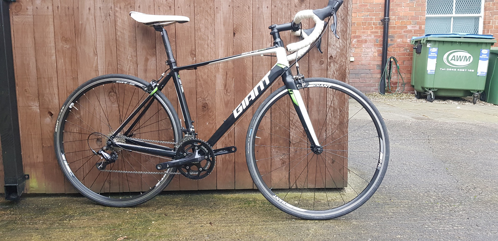Giant Defy 3 ex-hire bike size medium Giant Defy 3 ex-hire bike size medium