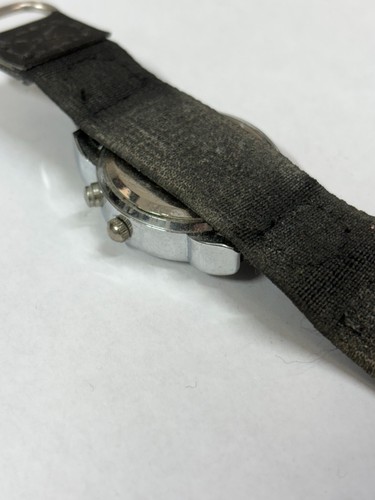 Weißes Zifferblatt kleinere Uhr Leuchtanzeige Quarz Damenuhr Istzustand Stoffband - Bild 6 von 7