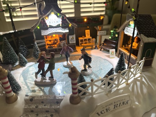 Pista de hielo Lemax Carole Towne Pine Ridge Animated Village 2008 luces música obras - Imagen 5 de 24