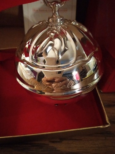 Reed & Barton Silverplate Holly Bell With Box 1993 - Picture 3 of 6