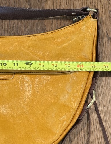 Bolso de mano Hobo International de cuero amarillo mostaza media luna - Imagen 12 de 17