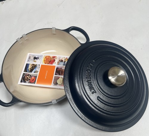 New Le Creuset Enameled Cast Iron Signature Navy Blue Oven 2 1/2-Qt. FRANCE - Picture 7 of 10