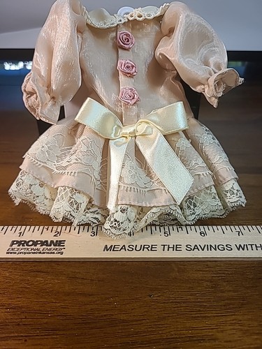 Beautiful Doll Dress Mauve Colored Tulle, Lace, Roses, And Bow 7" Length - Picture 4 of 9
