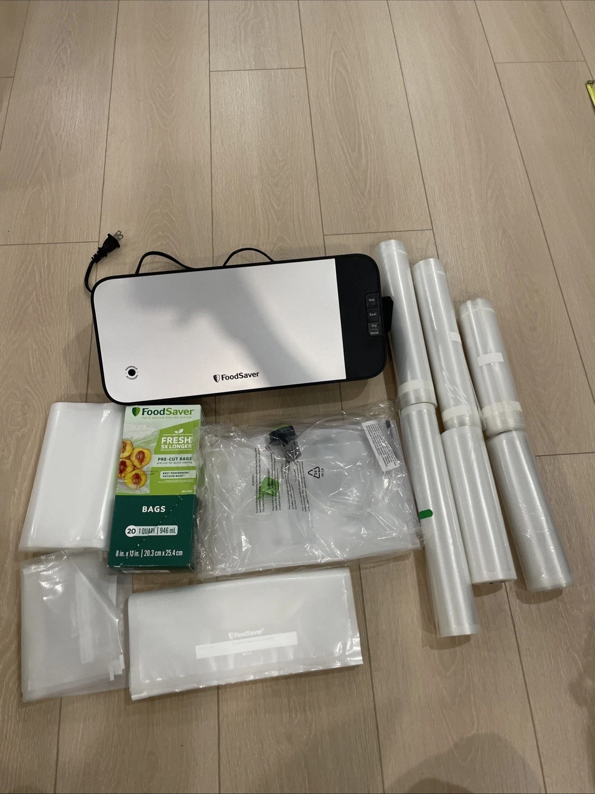 FoodSaver Vacuum Sealer VS2120 With Lots Of Bags