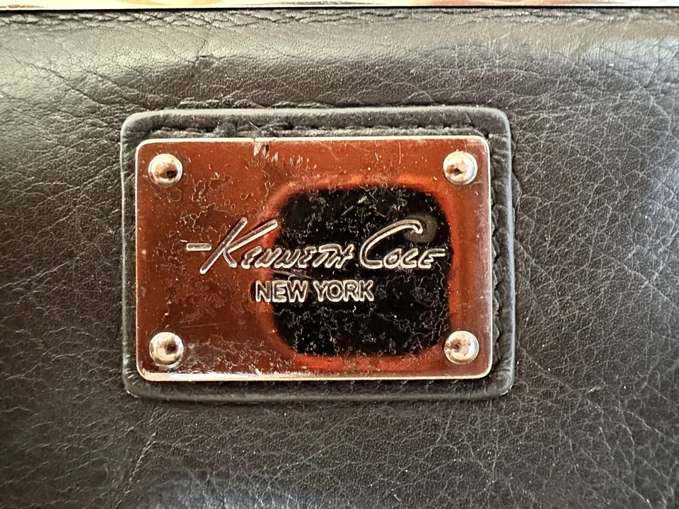 Cartera clutch Kenneth Cole de cuero suave magnético Foto 2 de 4