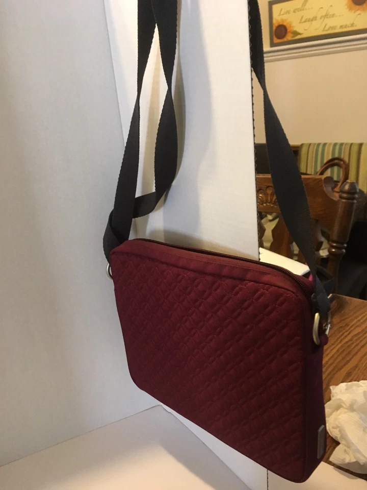 Bandolera Belkin Borgoña Acolchada I Pad Estuche Mediano 9.5"/7" Foto 2 de 4