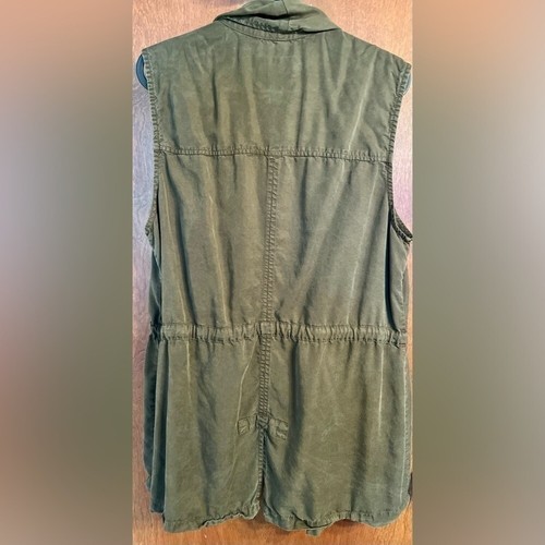 Sanctuary Women’s olive green light weight vest - Picture 2 of 2