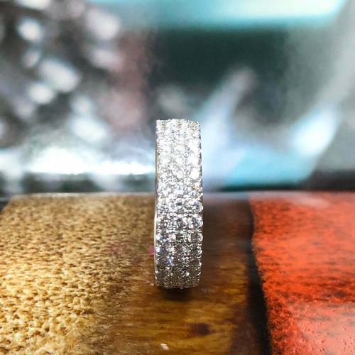 Banda de boda eterna de diamantes de corte redondo de 2,00 quilates chapada en oro blanco 14 K - Imagen 2 de 5