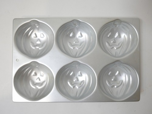 Vtg. 1983 Wilton Aluminum Baking Cake Candy Pumpkin Mold-Halloween Party - Picture 4 of 6