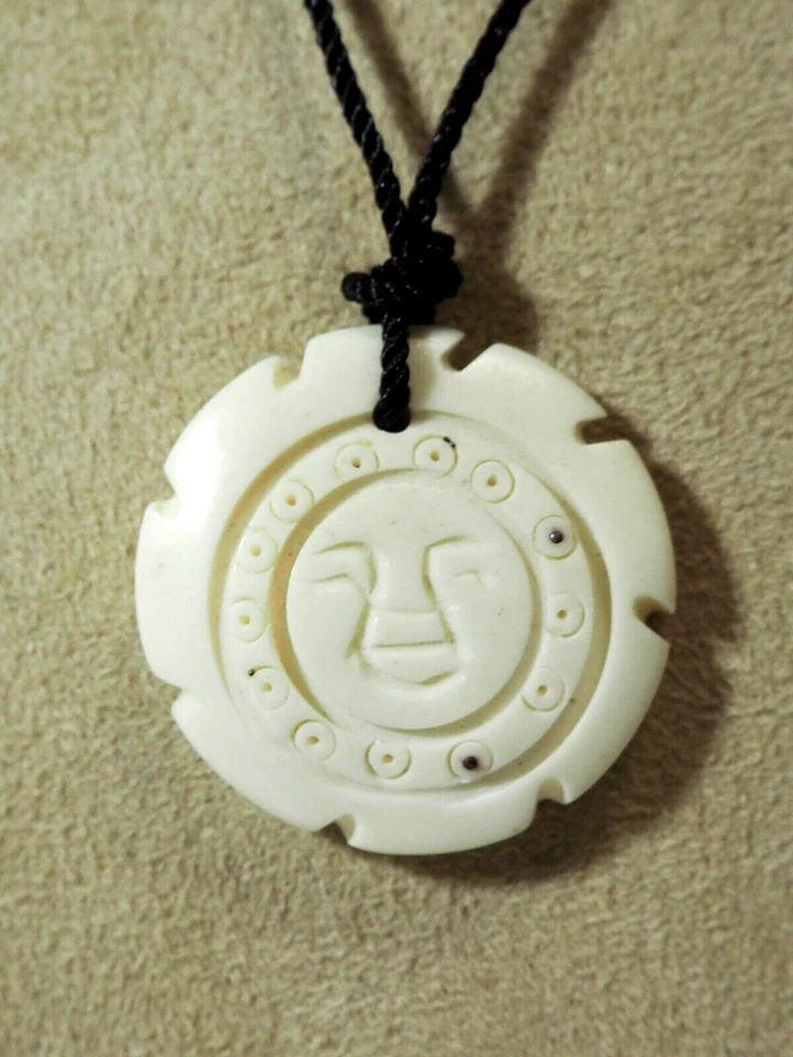 Collare/Ciondolo Di Osso Intaglio Disegno Viso Maya Tribale, Solo E Artigianale - Immagine 3 di 4