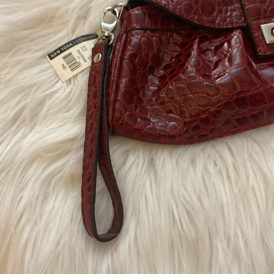 Bolso sin asas de muñeca NY&C rojo imitación cuero de cocodrilo Foto 3 de 4