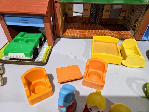 Vintage 1986 Fisher-Price Little People Play Family House #952 Tudor Style - Picture 6 of 21