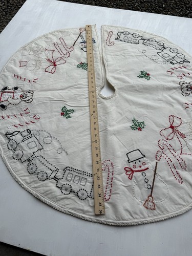 Vintage Hand Embroidered Signed homemade White Snowman Candy Cane tree skirt 38” - Picture 10 of 15