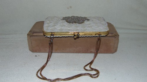 BOLSO CLUTCH VINTAGE BLANCO PLATA Y TONO DORADO CON CUENTAS HECHO EN HONG KONG - Imagen 7 de 9