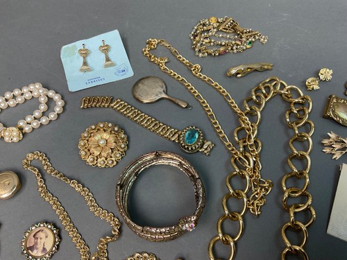 Vintage Victorian & Mid Century Gold Metal Jewelry Lot Sweetheart Space Needle - Picture 6 of 24