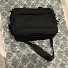 Black Nylon Shoulder Messenger Bag Padded Fits 15 in Laptop Solid Pattern