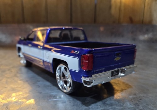 Jada Brand - 2014 Chevrolet Silverado Z-71 - 1:24 Scale Diecast Model Pickup - Picture 2 of 8