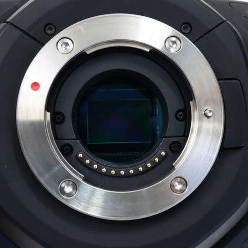 Cámara de cine de bolsillo Blackmagic Design 4K micro montaje de cuatro tercios negra funcionando - Imagen 4 de 11
