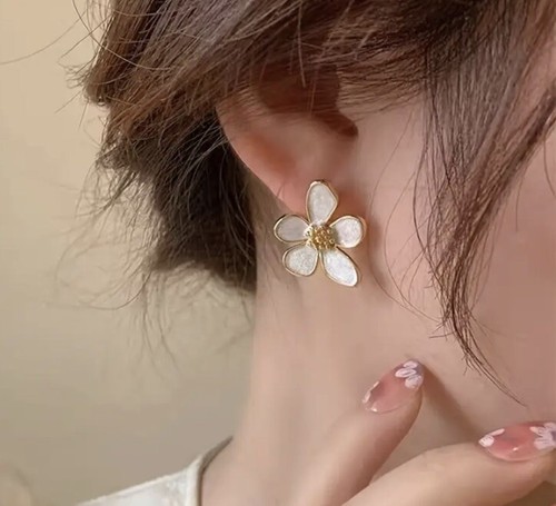 Camellia Flower Fashion Earrings Gold and White - Picture 1 of 3