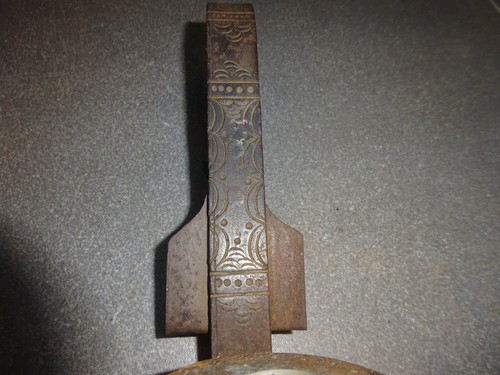 Antiker Kerzenständer aus Gusseisen verziertes Design hängen über einem Regal - Bild 11 von 14