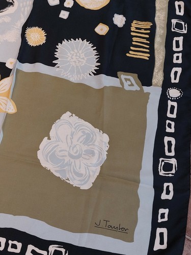 VINTAGE Silky SCARF by J. Taylor . Large.Excellent . Museum Collection - Picture 4 of 4