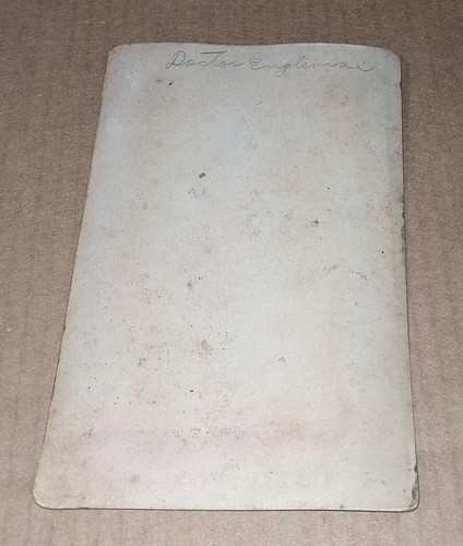 Armadio Card Dottore con la Sua Borsa Mostra Bottiglie Strumenti Medicina Dr. Engleman - Foto 2 di 3