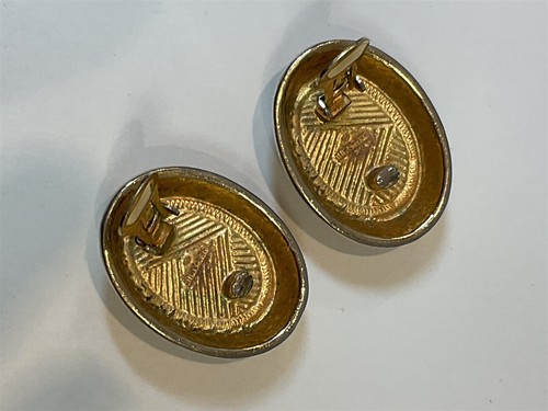 Ben Amun Signed Gold Tone / Cream Textured Cabochon Clip on Earrings - Picture 5 of 6