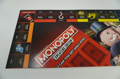 Hasbro Monopoly: Cheaters Edition Property Trading Board Game Get-Caught-Cuffed  - Bild 4 von 10